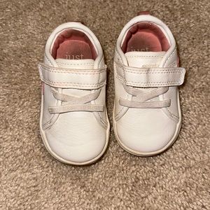 White toddler shoes with pink heart